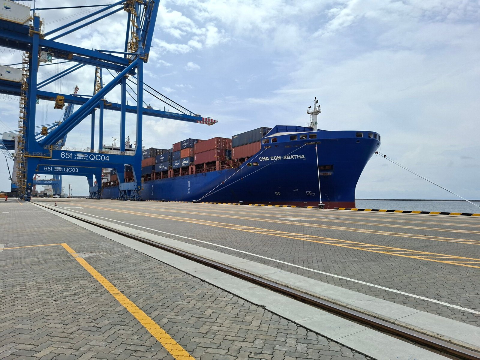 Navire CMA CGM Agatha au quai du terminal de Kribi