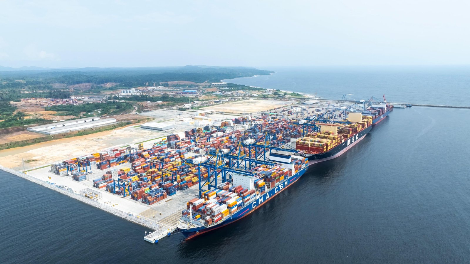 Vue aerienne du terminal a conteneurs de Kribi avec navire CMA CGM
