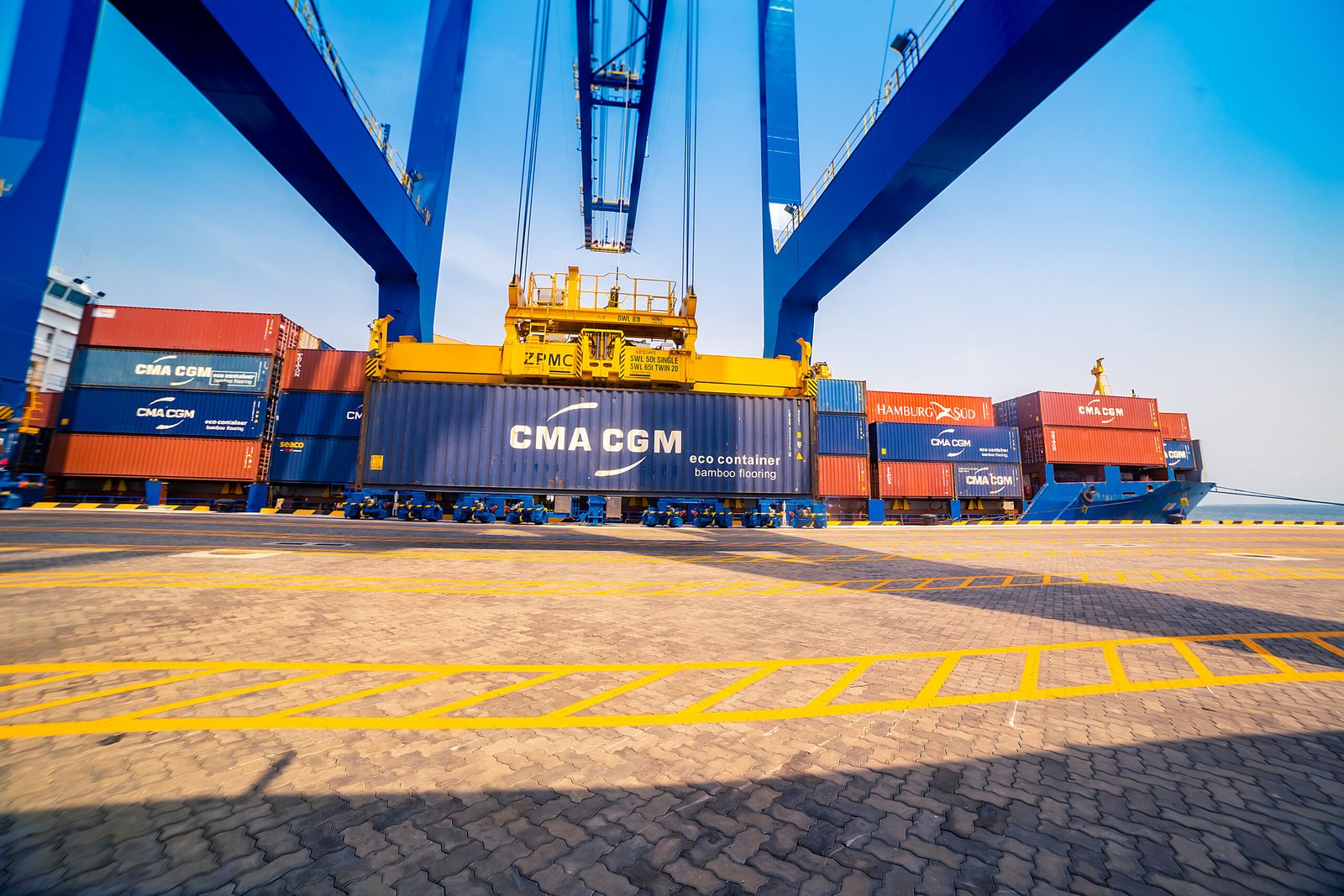 Vue aerienne du terminal a conteneurs de Kribi avec navire CMA CGM