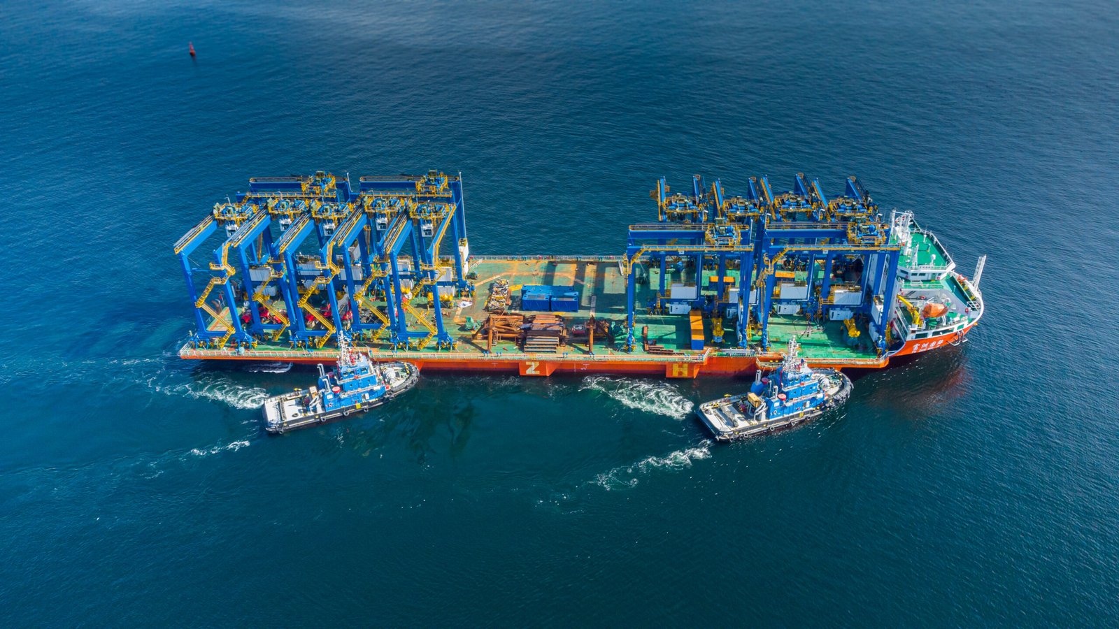 Vue aerienne du terminal a conteneurs de Kribi avec navire CMA CGM