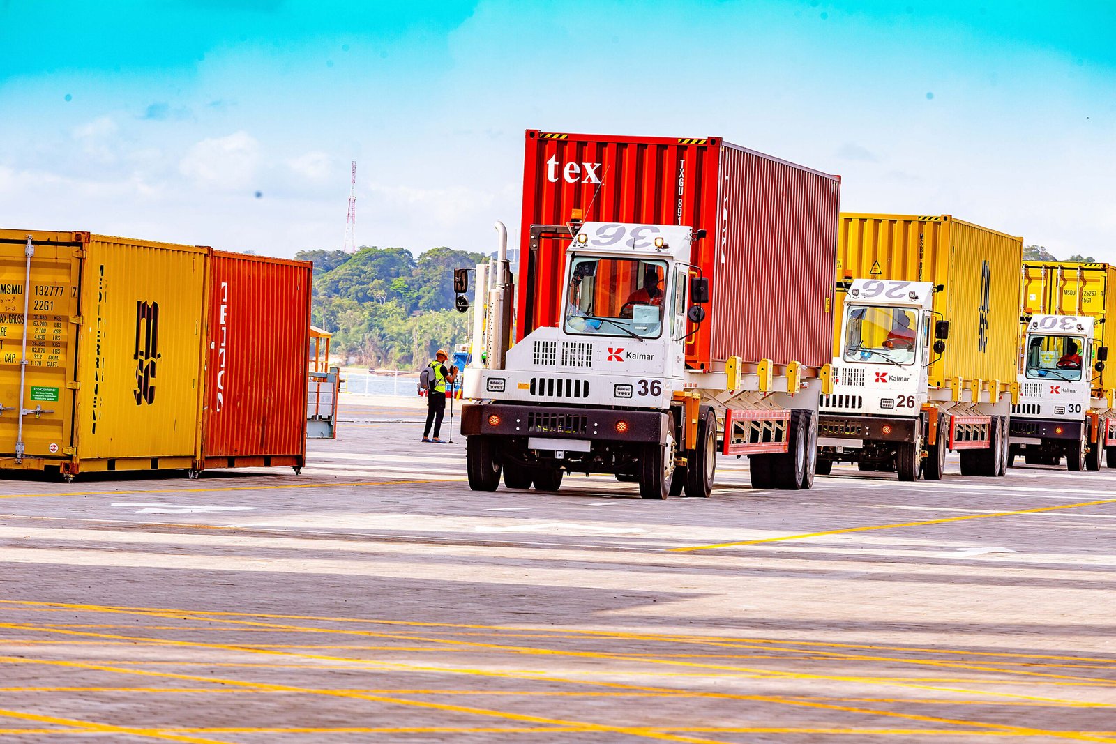 Conteneur CMA CGM manipule sur le terminal de Kribi